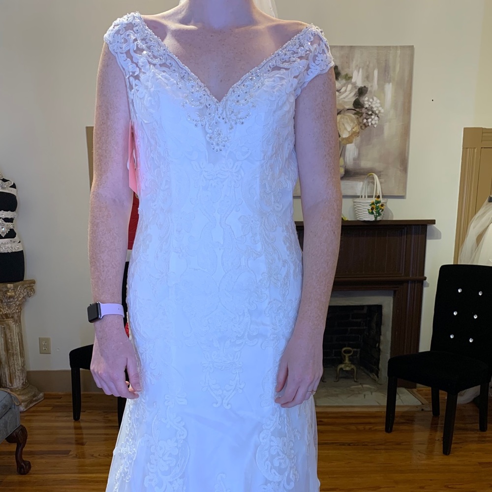 Ivory lace wedding dress, sheath silhouette - Picture 5 of 8